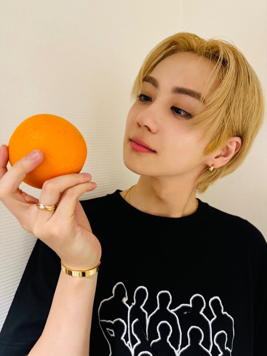 GL16_TRB's tweet image. いま日本で一番orangeが似合う #吉野北人 さんにオレンジ🍊を差し入れ！

ドームが揺れるほどの激アツなステージをありがとうございました🐷✨

#projectr
#東京ドーム
#THERAMPAGE
@therampagefext 
@hokuto_asi 
#ほくオレンジ