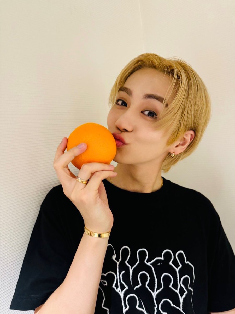 GL16_TRB's tweet image. いま日本で一番orangeが似合う #吉野北人 さんにオレンジ🍊を差し入れ！

ドームが揺れるほどの激アツなステージをありがとうございました🐷✨

#projectr
#東京ドーム
#THERAMPAGE
@therampagefext 
@hokuto_asi 
#ほくオレンジ