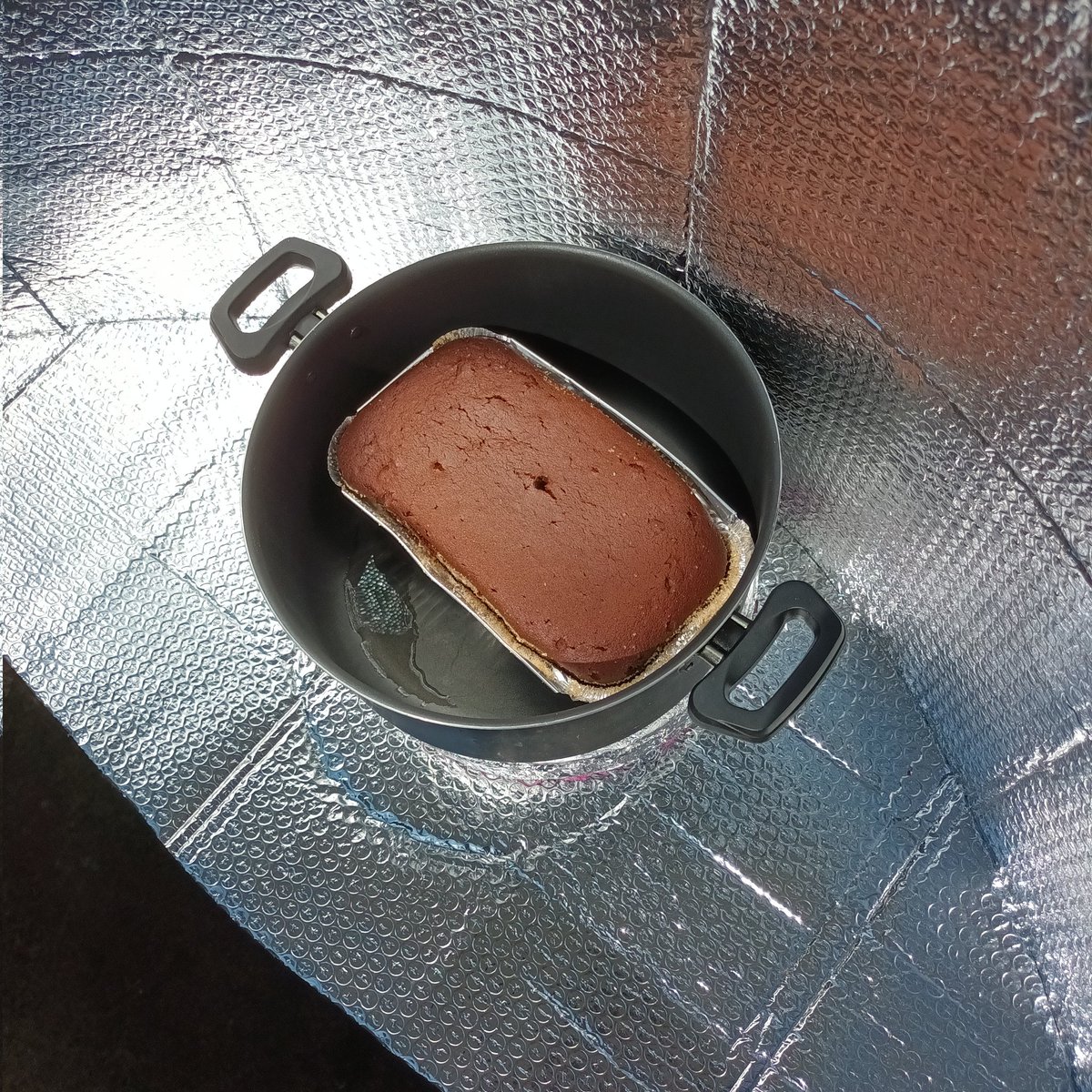 KotowskiAndre's tweet photo. Our solar kitchen 🌞👨‍🍳🤪 works great on the balcony in #Częstochowa, set up here for our vacation in #Poland 🇵🇱. Thanks to our solar parabolic trough oven, we have already managed to bake a few cakes! ❤️🌞🤪
#solarcooking
#cuissonsolaire 
#kuchenkasolarna https://t.co/cLPOPlSXsT