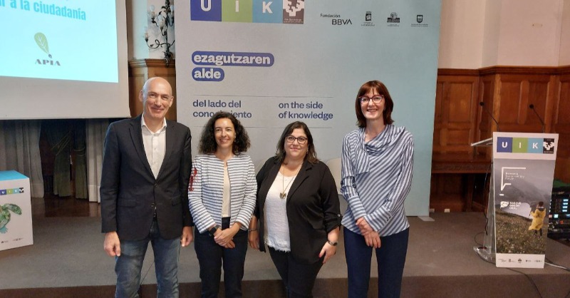 Ihobe_Eus's tweet photo. 🎓👥🎙️🌿 La #EscueladeComunicaciónAmbiental 2024 insiste en la necesidad de "mover a la ciudadanía a la acción” ante los retos ambientales.

Hoy ha tenido lugar en el Palacio Miramar de Donostia la 6ª edición de esta escuela.

ℹ️ MÁS INFORMACIÓN👇🏼 @APIA_es @uik_eus