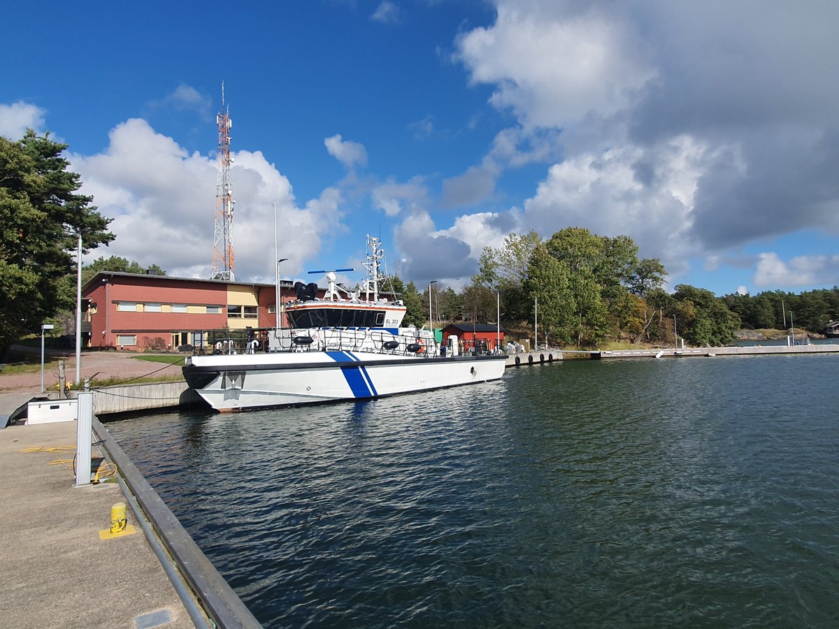 MikkoJSimola's tweet photo. Viikon aikana mm. komentajan tarkastus @Merivartiosto'n reservin kokoonpanoon sijoitettujen joukkojen kertausharjoituksissa. Ammattitaitoinen joukko, jolla asenne kunnossa. Koulutusyhteistyö @rannikkopr'n ja @Nylandsbrigad'n kanssa tehokasta ja vaikuttavaa. #raja #kriisivalmius🌊 https://t.co/ajWmF1g4k4