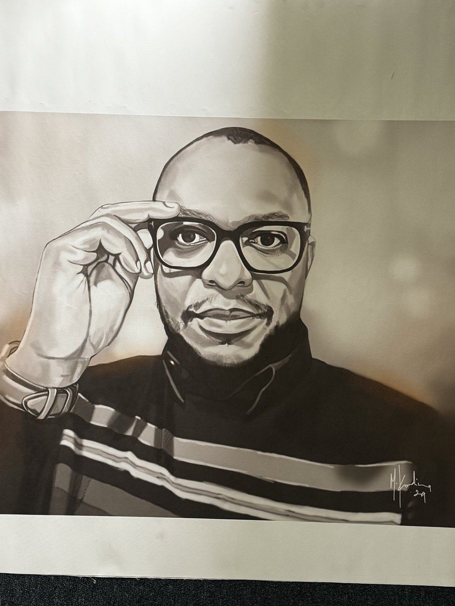 micorason02's tweet photo. @mkadimart @mkadimart MKADIMART, reconnaissez-vous ce portrait que vous réalisez en août …?! Eh ben, je vous en REMERCIE car c’était une surprise de ma femme pour mon anniversaire…vous êtes un grand artiste…Merci, c’est Billy depuis la France. https://t.co/zQK1nmJ7gk