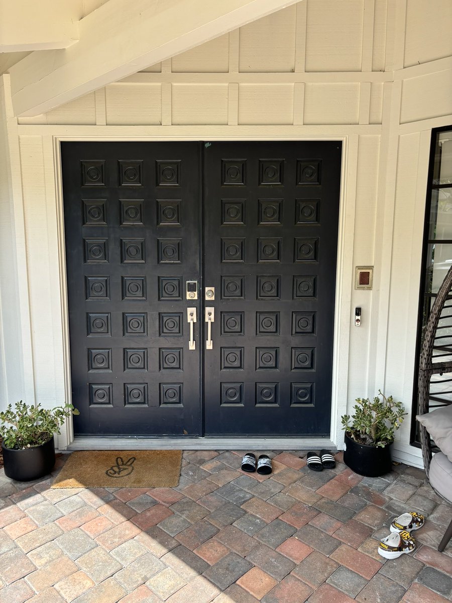 LevelUpSDLFG's tweet photo. Front door repainted and also took out old system on right side of door, replaced and filled in the hole and painted over for a new clean look! Before and after pic!

**** Reach out with any home projects you are wanting to do!! ****

#LevelUpHomeImprovement #SanDiego #LFG https://t.co/SuVGzqJebU