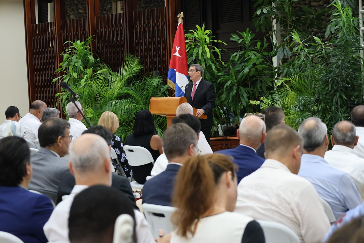 Presenté al Cuerpo Diplomático acreditado en #Cuba el Informe Nacional sobre impacto del bloqueo de EEUU

Denuncié daños económicos y humanitarios causados por esa criminal política q ascendieron a 5 mil 56.8 millones de USD entre marzo de 2023 y febrero de 2024

#TumbaElBloqueo