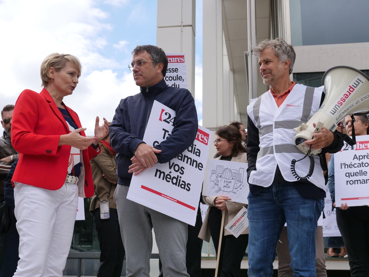 impressumCH's tweet photo. 180 personnes ont manifesté leur opposition au plan  de restructuration de #Tamedia à #Genève comme à #Lausanne.
Faut-il diminuer le nombre de #journalistes comme peau de chagrin puis fermer les titres en arguant qu’ils se  ressemblent tous? #impressum
https://t.co/iJJqGSVIuX https://t.co/sA7QEiMvSX