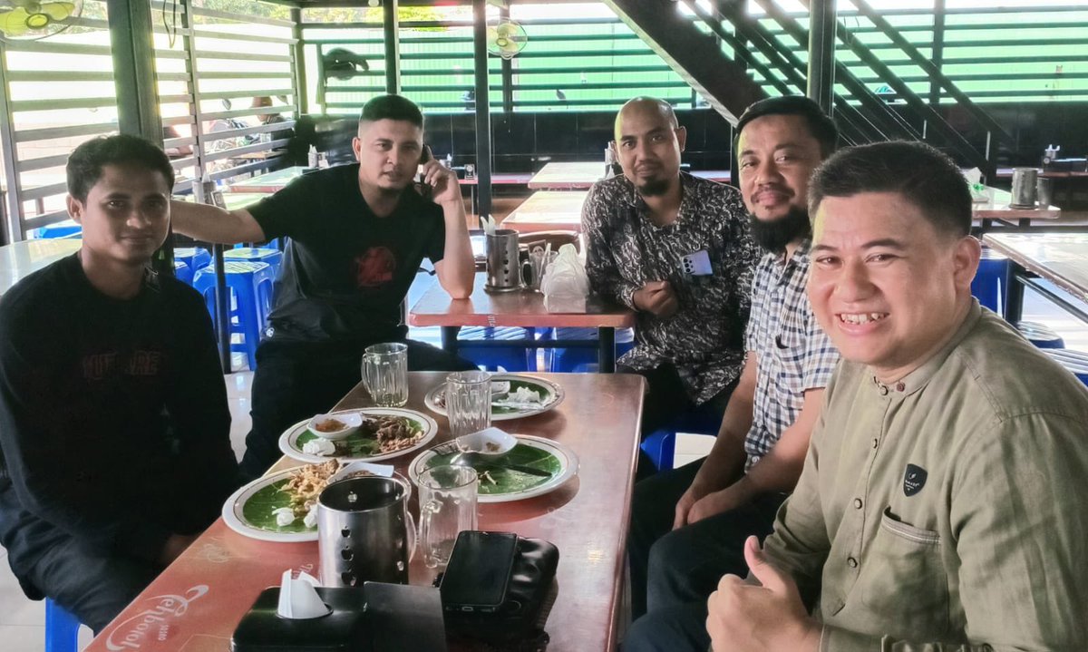 Silaturahmi nya ke ustadz ridho, eh ternyata juga ketemu ustadz <a href="/BK4217H/">Muhammad Arif bin Arwin Hutapea</a> 
Juga ada bang Panji dan ustadz <a href="/Syukronkhairy/">Syukron Khairi Nst</a> 

MasyaaAllah… agenda kemedan penuh warna dan banyak hal yang bisa kita ceritai tentang program-program dakwah. 😊🤲🏻