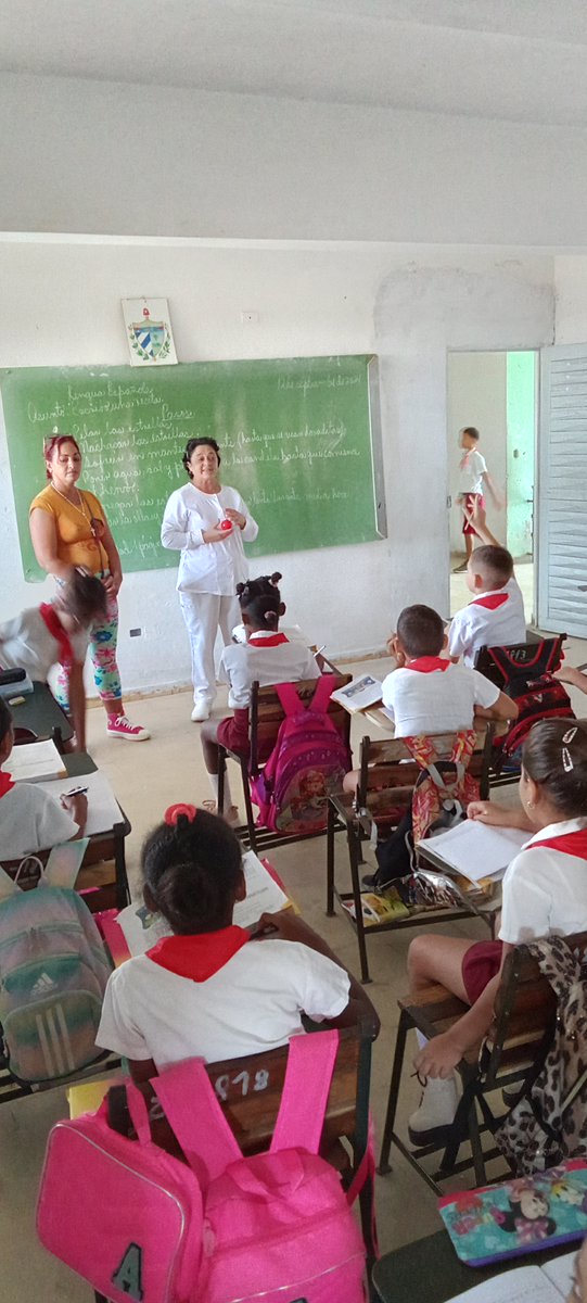 La enfermera del Centro en conjunto con la Promotora de Salud, comparten una charla educativa sobre el lavado de las manos e infecciones cruzadas.
#CubaMined
#PinardelRío