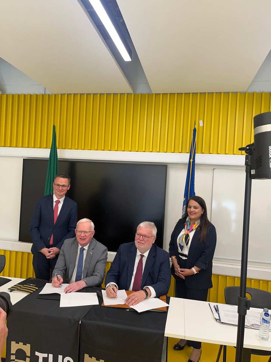 Fantastic to see the fruits of all that preparation (and talking) as <a href="/TUS_ie/">Technological University of the Shannon</a> and <a href="/sait/">SAIT</a> sign an MOU for collaboration focussed on strategic partnership in teaching and learning and research and innovation. <a href="/hea_irl/">HEA</a>