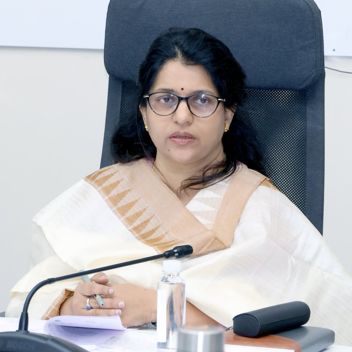 #लातूर जिल्ह्यात १४ सप्टेंबर ते २ ऑक्टोबर या कालावधीत ‘स्वच्छता ही सेवा’ अभियान राबविले जाणार आहे. यामध्ये जास्तीत जास्त नागरिकांनी सहभागी होवून आपला परिसर स्वच्छ करावा. तसेच हे अभियान लोकचळवळ बनवावे, असे आवाहन जिल्हाधिकारी <a href="/Iasvarshathakur/">Varsha Thakur - Ghuge (IAS)</a> यांनी केले.