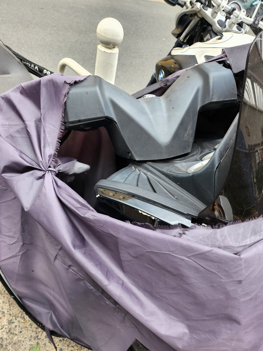 Des vélos parqués devant la résidence depuis des mois, en mauvais état, rouillés et qui empêchent d'utiliser les emplacements. Enlèvement demandé à #policemunicipale 
Que faites vous <a href="/Montrouge92/">Ville de Montrouge</a> ?