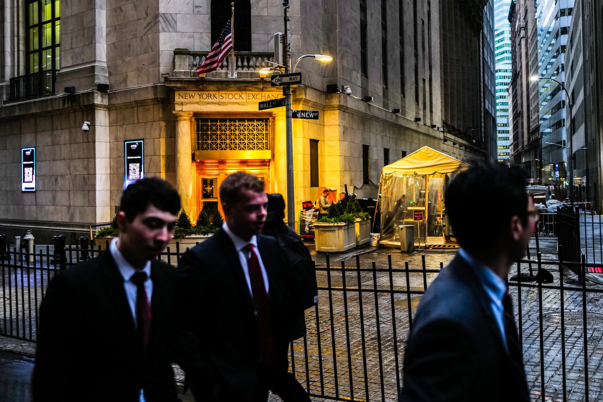 MorningBrew's tweet photo. 1/ After a public outcry, some Wall Street banks are setting work caps for their junior bankers.

The decision comes after multiple reports from employees of working 100+ hours per week, and even some deaths.

Let's get into it. https://t.co/sUOaRIgAxj