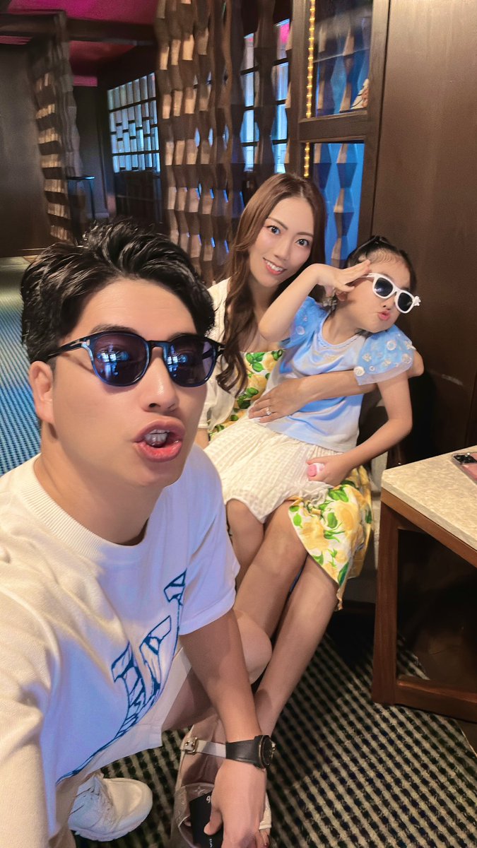 今日も家族3人で何回笑いあったかな。

2人の笑顔を見てると、【この瞬間を大切に】っていつも思う。

カメラ向けると、こはちゃんのポーズには毎回笑わせてもらうし、いつでも美しいりーまるには毎回うっとりさせられる。

なんて幸せな空間。

#安田家の日常 #365日24時間ずっと一緒夫婦 #8年目