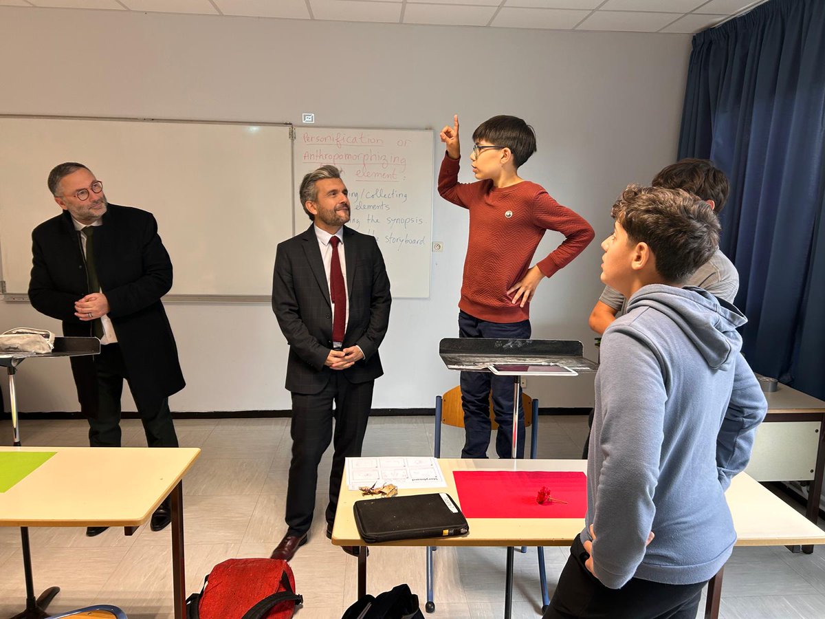 ac_orleanstours's tweet photo. Ensuite, le recteur @PhiAgresti a visité le collège J. Macé de Mainvilliers (28).
Échanges enrichissants avec l'équipe pédagogique sur la transition du #PIAL en #PAS. Rencontre avec les élèves de la #CHAC, où l'année est rythmée par de nombreux projets artistiques et culturels 🙏 https://t.co/DOXTrGkU7a