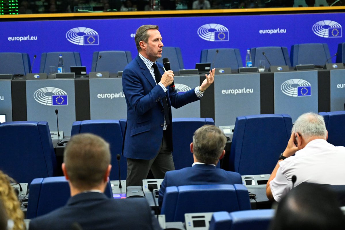 CrccEst's tweet photo. Nous clôturons cette après-midi européenne avec Denis DESCHAMPS, docteur en géopolitique. 
Sa conférence "Les agitations du monde et grands défis du 21e siècle" offre un éclairage international sur les enjeux mondiaux et leurs impacts sur l’Europe et la France 🌍 https://t.co/1QojuZpdPt