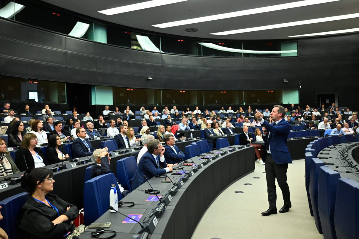 Nous clôturons cette après-midi européenne avec Denis DESCHAMPS, docteur en géopolitique. 
Sa conférence "Les agitations du monde et grands défis du 21e siècle" offre un éclairage international sur les enjeux mondiaux et leurs impacts sur l’Europe et la France 🌍