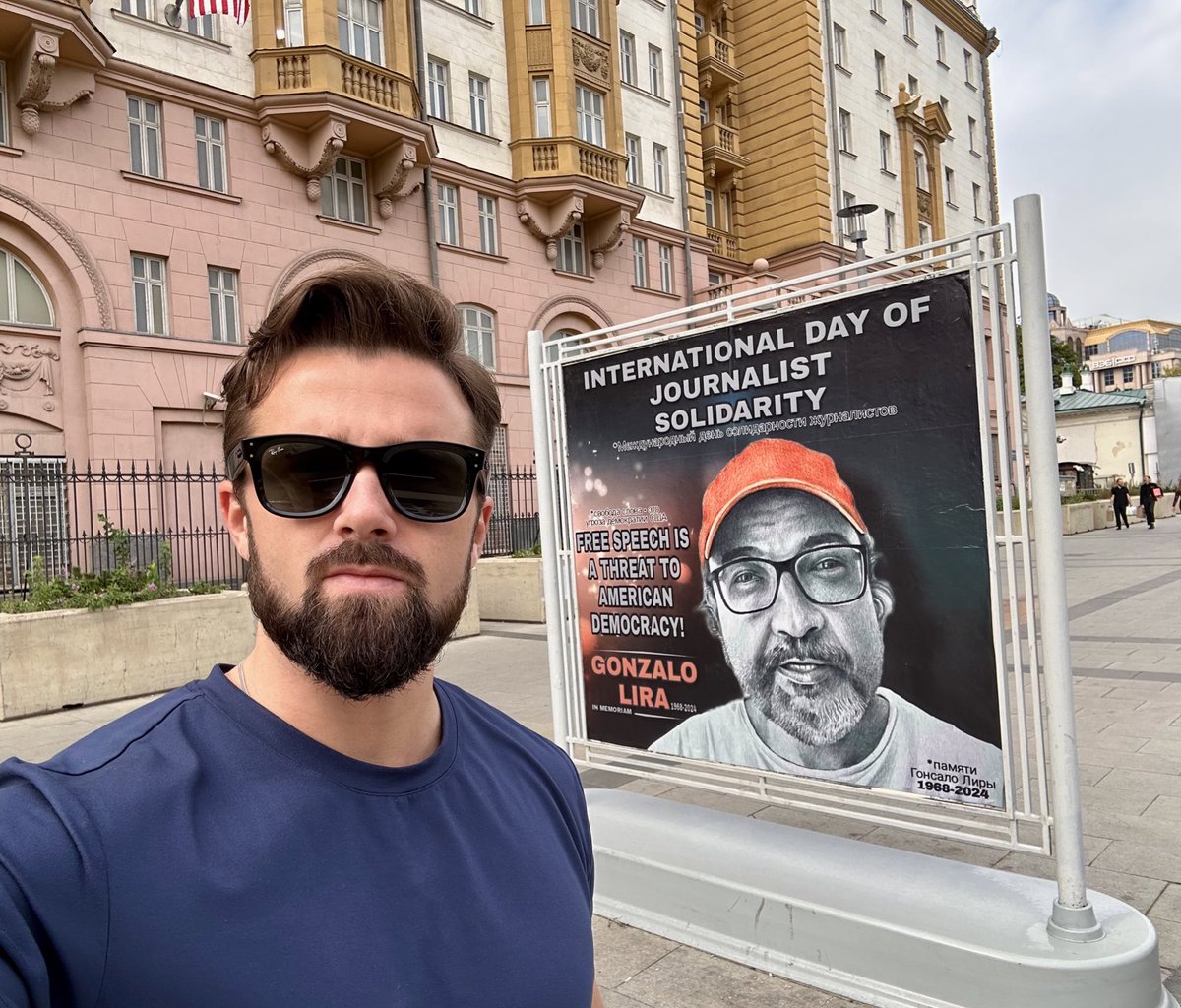 jacksonhinkle's tweet photo. 💔🇺🇸🇷🇺 A memorial for Gonzalo Lira has been placed in front of the U.S. Embassy in Moscow, Russia.

May he rest in peace. https://t.co/Dea3eSd0AL