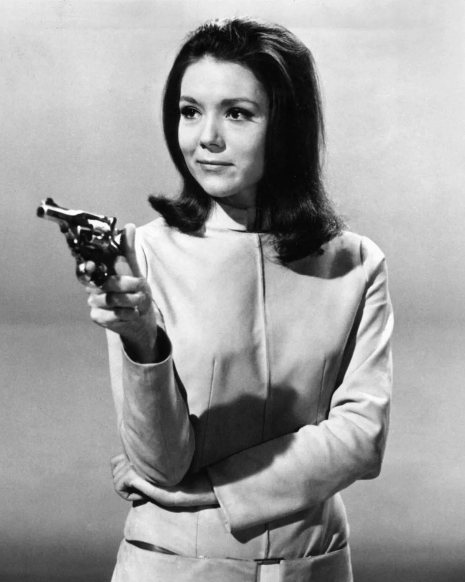 westerosies's tweet photo. Remembering Diana Rigg, our Queen of Thorns, Lady Olenna Tyrell, who passed away 4 years ago on September 10th. 🖤🌹 https://t.co/JgJDNPQuRm