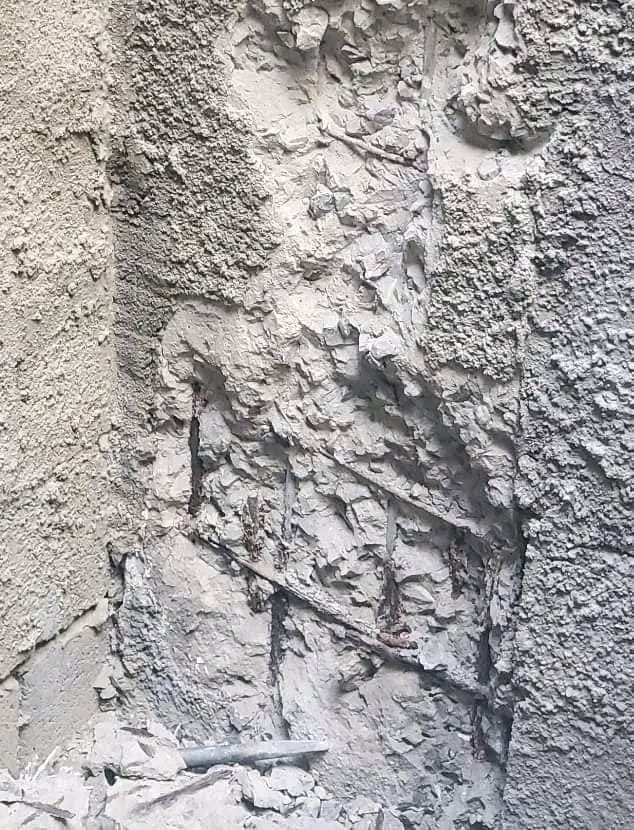 🔹️الحديد اذا لم يُحمى جيدا فقد يأكله الصدأ اما الخرسانة فهي اكثر تحملاً.
لإطالة عمر المبنى يُنصح بـ:
1- الاهتمام بسماكة الغطاء الخرساني.
2- العزل المائي للعناصر التي يمكن ان تتعرض الى الرطوبة.
3- معالجة التسريبات اولاً باول.
4- وغير ذلك.