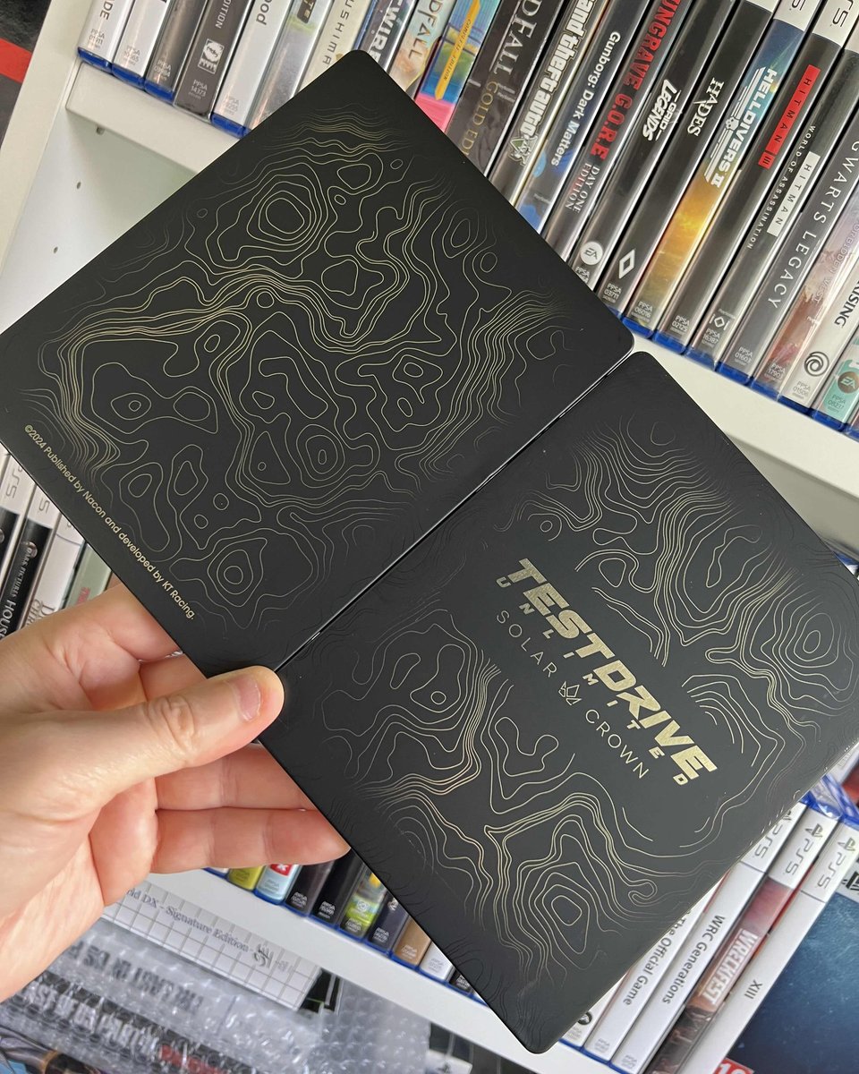 futurepaknbx's tweet photo. Pour les + curieux, un petit aperçu de l'Edition Deluxe Physique (Avec Boitier Métal FuturePak) du jeu Test Drive Unlimited : Solar Crown
Disponible ici 📷 https://t.co/qHgAMH1FxW... https://t.co/sPF2eOQtxd