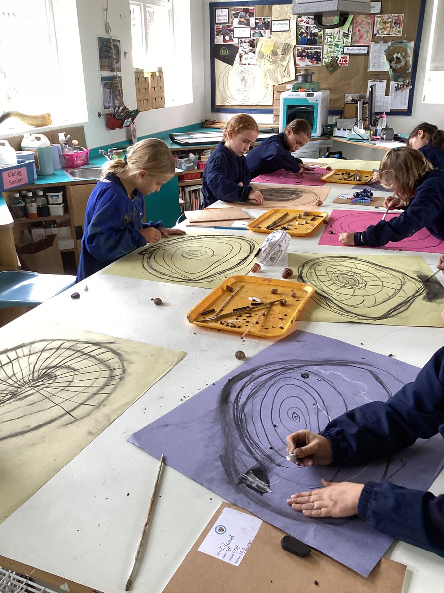 DameBradburys's tweet image. Y4 Making large gestural drawings of shells in charcoal.