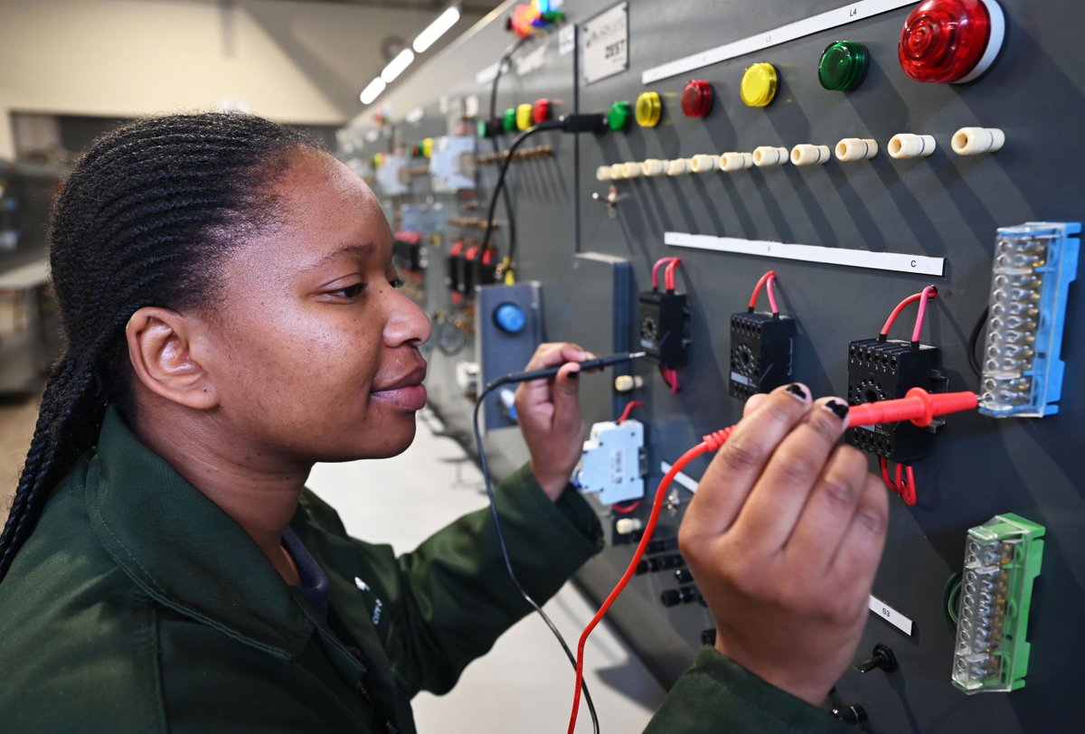 Cape Town's new Energy Training Centre is training artisans to maintain and upgrade the city's electricity infrastructure. By year-end, over 273 learners will be qualified electricians.

Read more: bit.ly/4ekuy9d

#CTNews #Energy