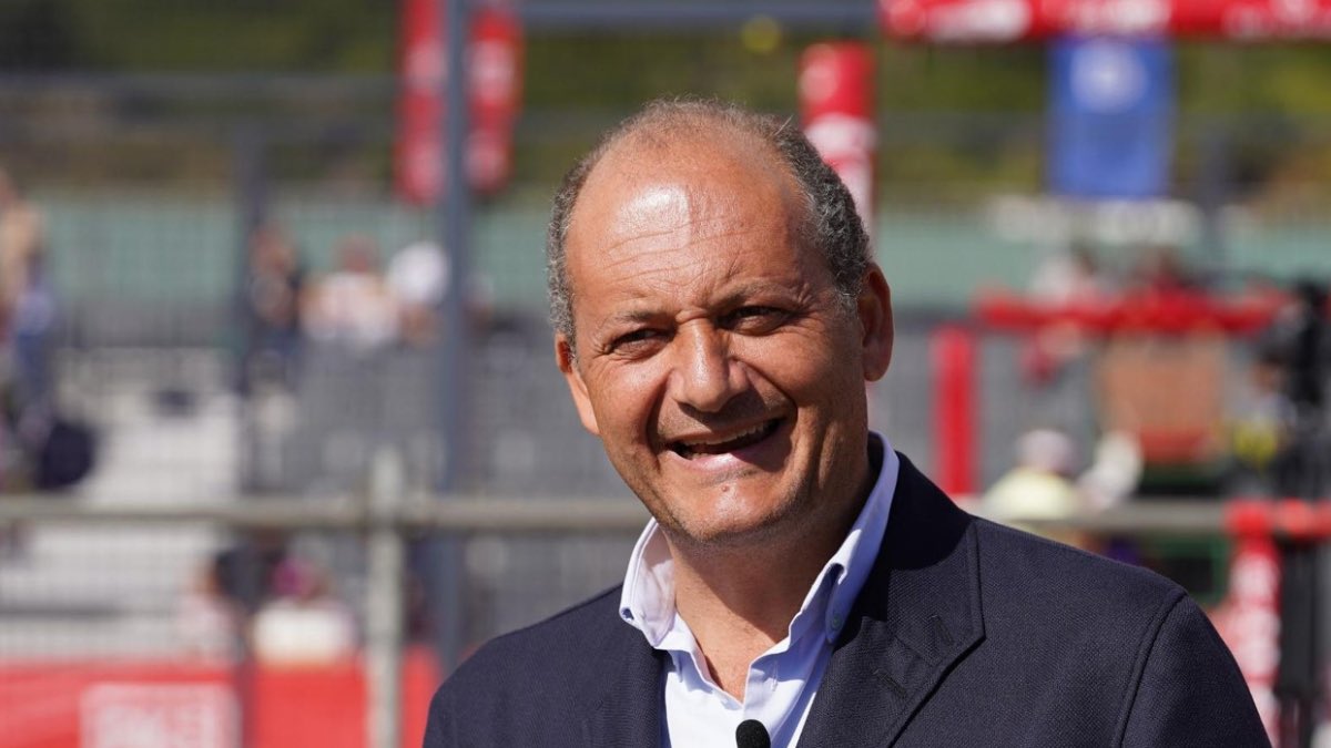 Si este tío no entra en la presidencia del Sevilla FC vamos a terminar bajando y no descarto desapareciendo.

Somos el club más arruinado del fútbol profesional.