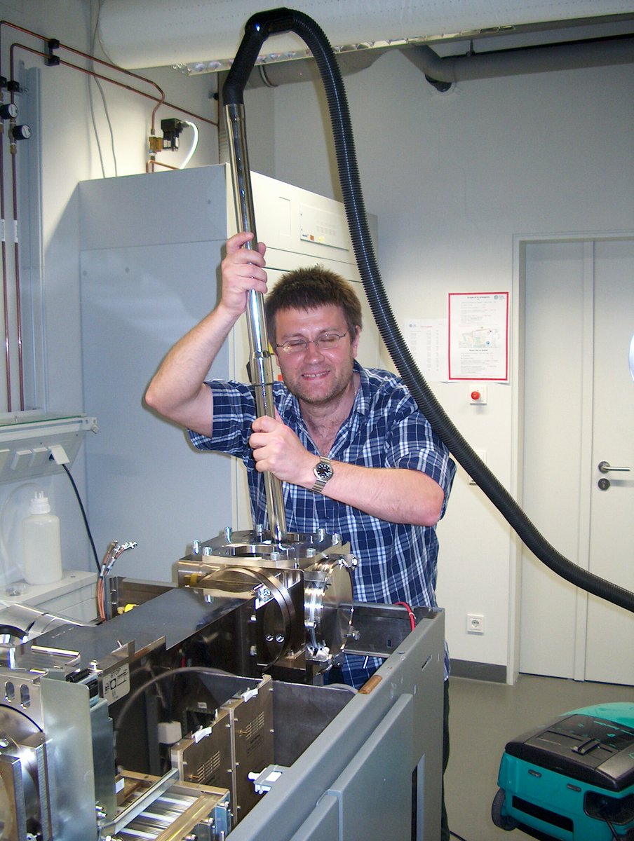 Early 00s: The QStar <a href="/SCIEXnews/">SCIEX</a>, the Vac  and the Boss. This is how we used to clean our #masssec instruments 20 years ago (no joke). And they perfectly worked afterward! Sounds like grandma fairy-tail now...
Original photo: courtesy Kim E. 
#omics #Science #History #lipidomics