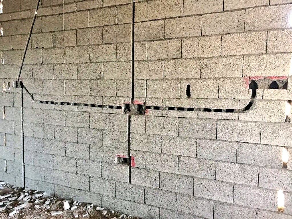 🔹️بعد الإنتهاء من مرحلة العظم وأعمال البناءتبدءمرحلة التشطيبات تكون اول مرحلة هي تأسيس اعمال تمديدات الكهرباءوالسباكة
#احرص على أن يكون القص بالصاروخ(الجلخ) بدلا من الشاكوش،ويتم تحديد كل أماكن التكسير بالماركروتجنب التكسير في العناصر الخرسانيةوتعبئة الفتحات بالمونة الخرسانيه