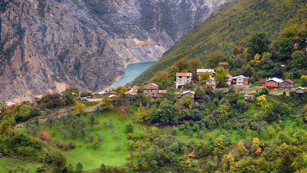 kitapkritik24's tweet photo. AKİF KURTULUŞ – İki hatıra defteri:
Hatırlayan, hatırlatan, bu nedenle yaşayan ve yaşatan iki kitap: Ümit Metin Yıldız’ın Soyunma Odası ile Rahşan İnal’ın derlediği, sunuşunu ve boğa güreşlerini yazdığı Dağlardan Denize Artvin'i...
 https://t.co/WjwmjmHB8w @kitapkritik24 aracılığıyla