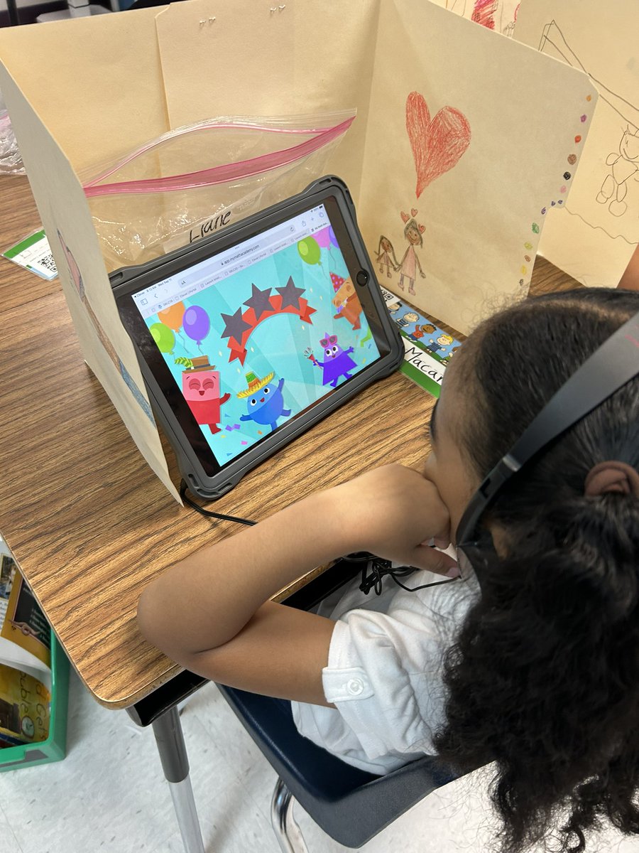 EMirandaG_IES's tweet image. 1st grade Knights @Ituarte_ES began @AgeofLearning BOY assessment 🧡💜