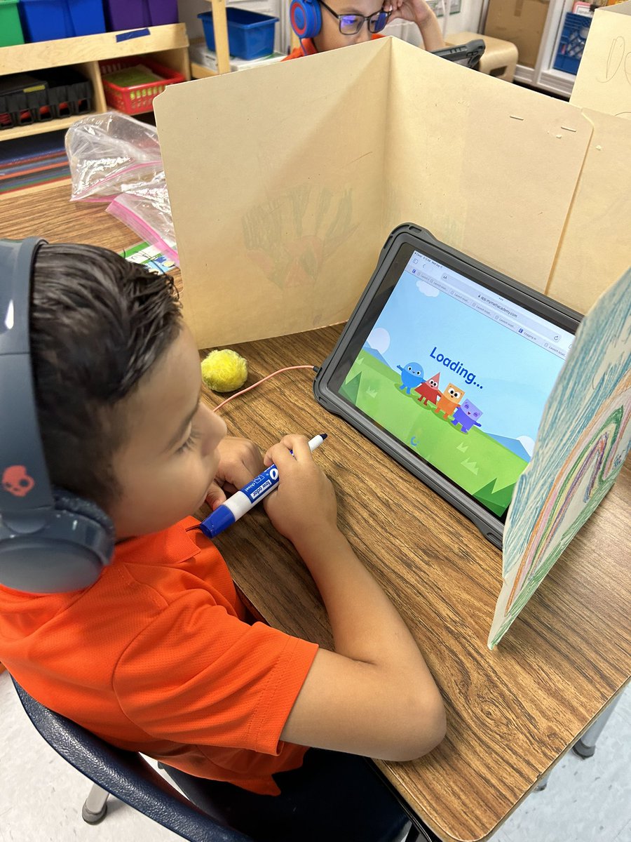 EMirandaG_IES's tweet image. 1st grade Knights @Ituarte_ES began @AgeofLearning BOY assessment 🧡💜