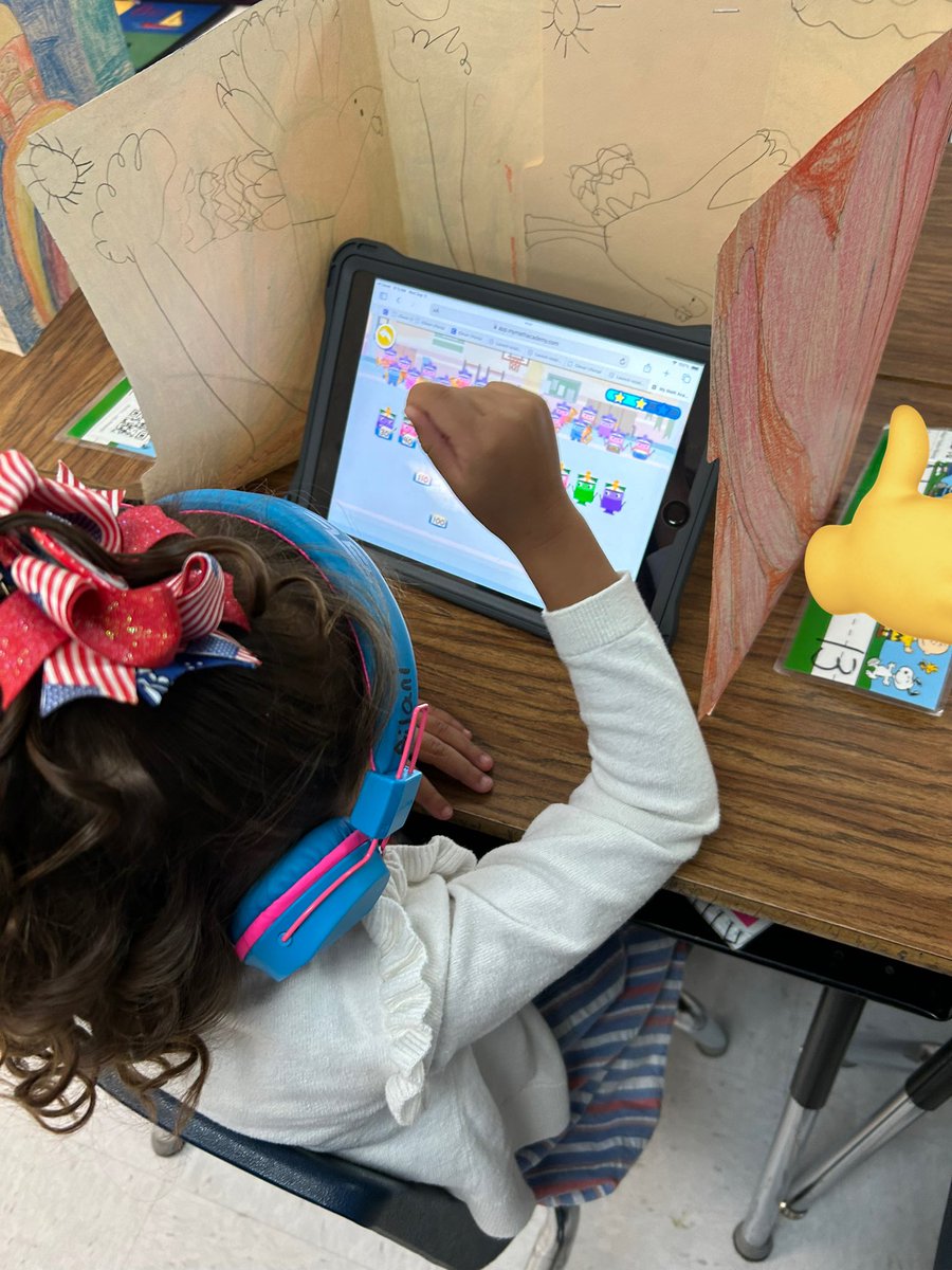 EMirandaG_IES's tweet image. 1st grade Knights @Ituarte_ES began @AgeofLearning BOY assessment 🧡💜