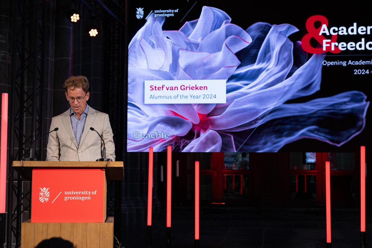 Vorige week maandag, tijdens de Opening van het Academisch jaar, ontving Stef van Grieken officieel zijn award als Alumnus van het Jaar! Rector Magnificus Jacquelien Scherpen overhandigde hem het speciaal hiervoor ontworpen beeld: de ‘Athena Noctua’. 🦉

📷: Pjotr Wiese
#alumni