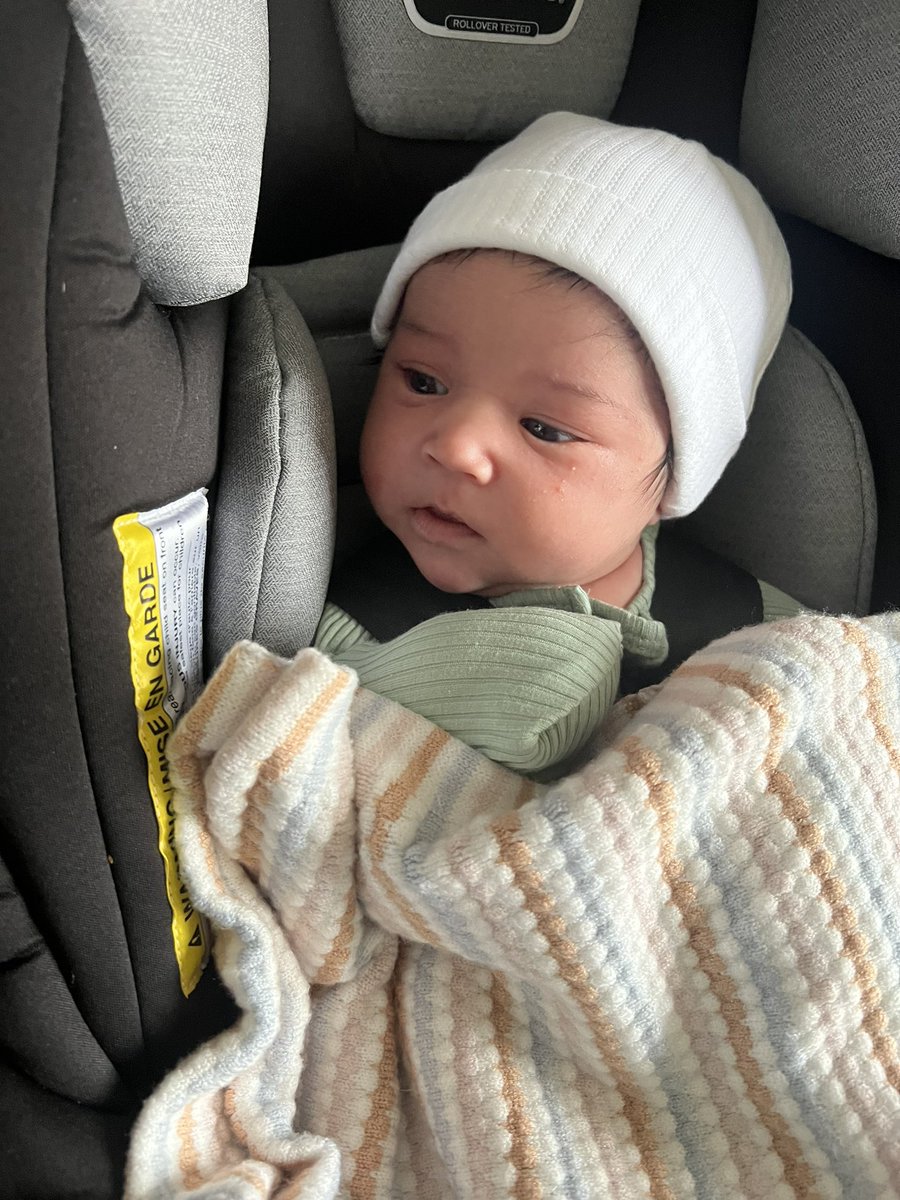 UnknownZoneTJ's tweet photo. She do it all. From chill to most miserable baby in the world 💙💜💛💚🖤🔥🙏🏻 https://t.co/3mlq2FWCAY