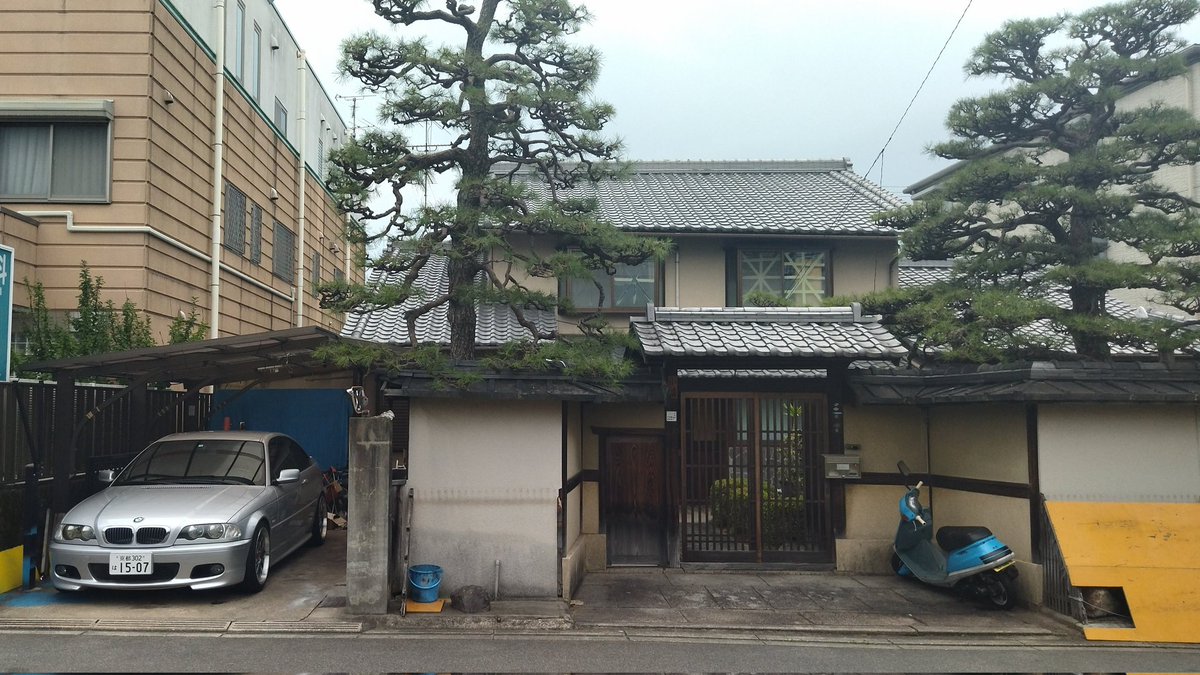 chinchin_Tiger's tweet photo. 生まれた時から存在してた、築100年越えのばあちゃん家ともそろそろお別れ
俺か住んでからの最後の数年は、かなりえげつない使い方したと思う
四畳半で昼寝してたら差し込んでくる、台所の小窓からの西陽が好きでした

思い出いっぱい https://t.co/qFvDOOn70s