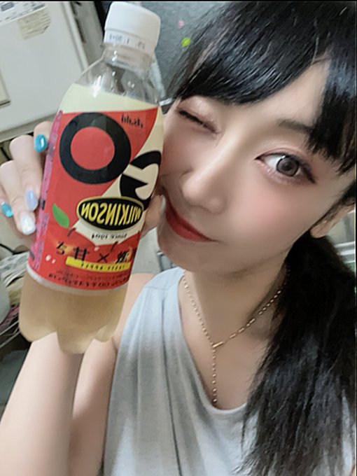 川崎2日目もありがとうございます❣️観てくださってとっても元気を頂いてる🥹💕こんこんもありがとうって言ってる🦊こんこんベッドは前に出してた時と少し変えたいなーと色々試し中😌写真の炭酸は昨日初めて飲んで大層おいしかったやつ✨そして今日の終演後にのんびりしてたかわいこちゃん💖また明日🫶