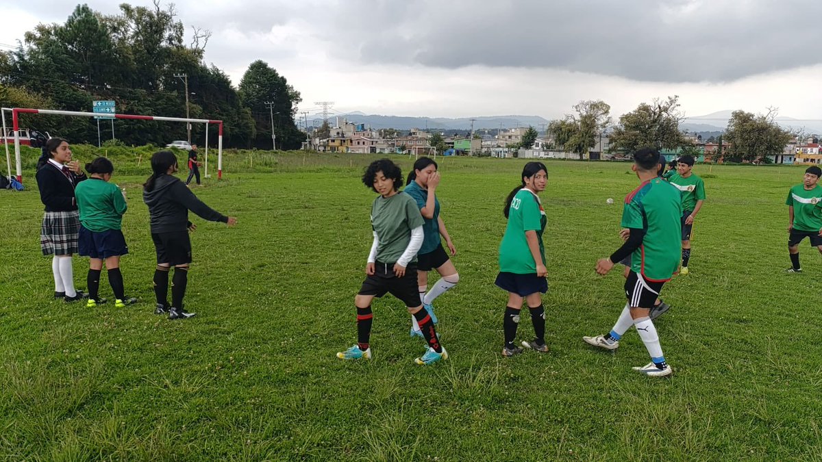 EPO201's tweet photo. A través del deporte, los adolescentes expresan su espontaneidad y creatividad y fomentan valores como el respeto a sí mismos y hacia los demás, es por eso que se lleva a cabo el Torneo Selectivo Interno de Futbol de la #EPO201 🏃🏻♀️➡️🏃🏻➡️⚽️ https://t.co/JMhJmiEZn3