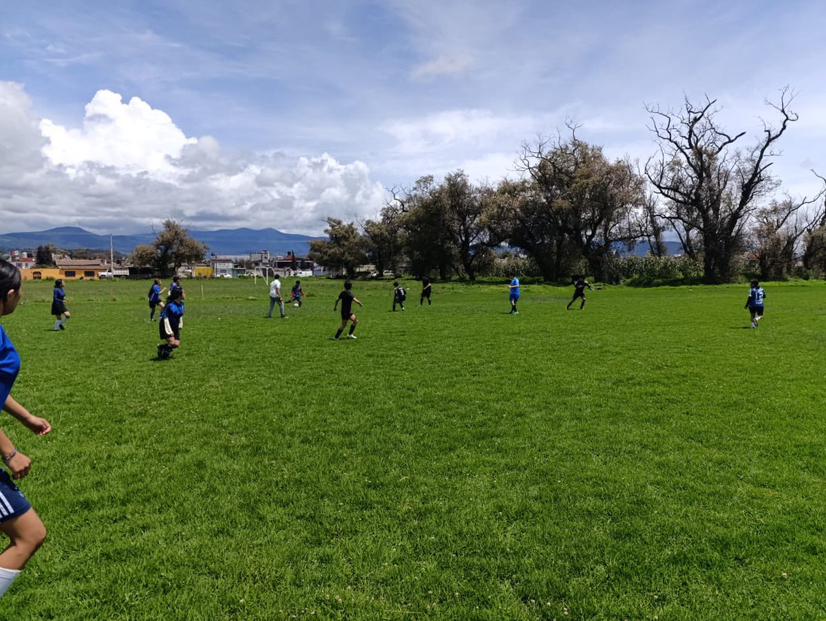 EPO201's tweet photo. A través del deporte, los adolescentes expresan su espontaneidad y creatividad y fomentan valores como el respeto a sí mismos y hacia los demás, es por eso que se lleva a cabo el Torneo Selectivo Interno de Futbol de la #EPO201 🏃🏻♀️➡️🏃🏻➡️⚽️ https://t.co/JMhJmiEZn3