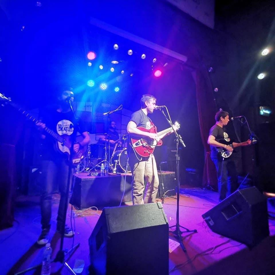 #tbt Recuerdo de una de nuestras presentaciones en la Semana Beatle de Buenos Aires-Argentina 2019, en The Cavern Buenos Aires. Inolvidable experiencia que esperamos repetir!
✈️🧳📸⌛️🎸🎶
#tbtlostbeatles #lostbeatles #lostbeatlespy #lostbeatlesenbsas #thebeatlespy #comubeatlepy