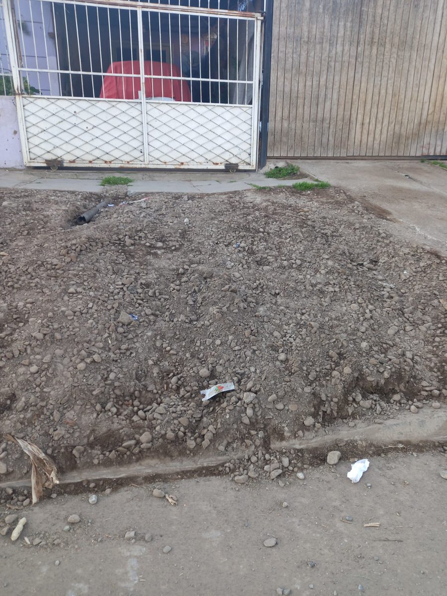 chily921's tweet photo. @smapa @TomasVodanovic @Muni_Maipu hace más de un mes se arreglo filtración de agua y aun no viene a repara vereda adulto mayor en casa con riesgo de caída por el estado del la vereda y bajada de auto esto es en av independencia 2225 urge arreglar https://t.co/9DS9rofjPE