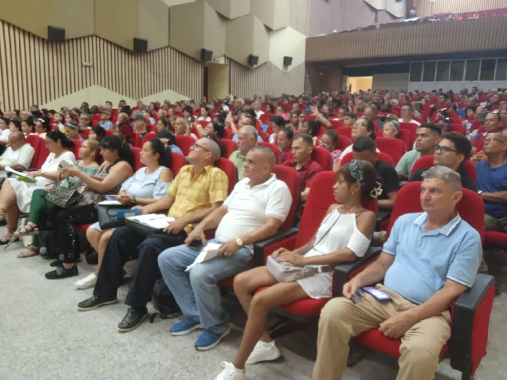 castro_yudalis's tweet photo. En desarrollo, se realiza preparación a los actores economicos en el Mpio #PinardelRio sobre las nuevas normas publicadas en la Gaceta Oficial 78/2024, que contiene 6 Decretos Ley, 2 Decretos y 11 Resoluciones de OACE. #UnidosXCuba #PinarXNuevasVictorias https://t.co/cYbfVcJYMW