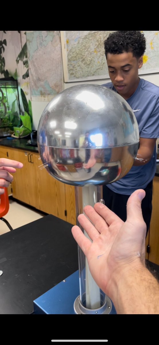 WCDS_Upper's tweet photo. In a possible scientific first, students watch acrylic bubbles jump back and forth from their hand to a vandergraff generator. This was an example of the positive and negative polarity of molecules. This creates an indefinite cycle of awesome. #WCDSscience https://t.co/KUAhttvdmd