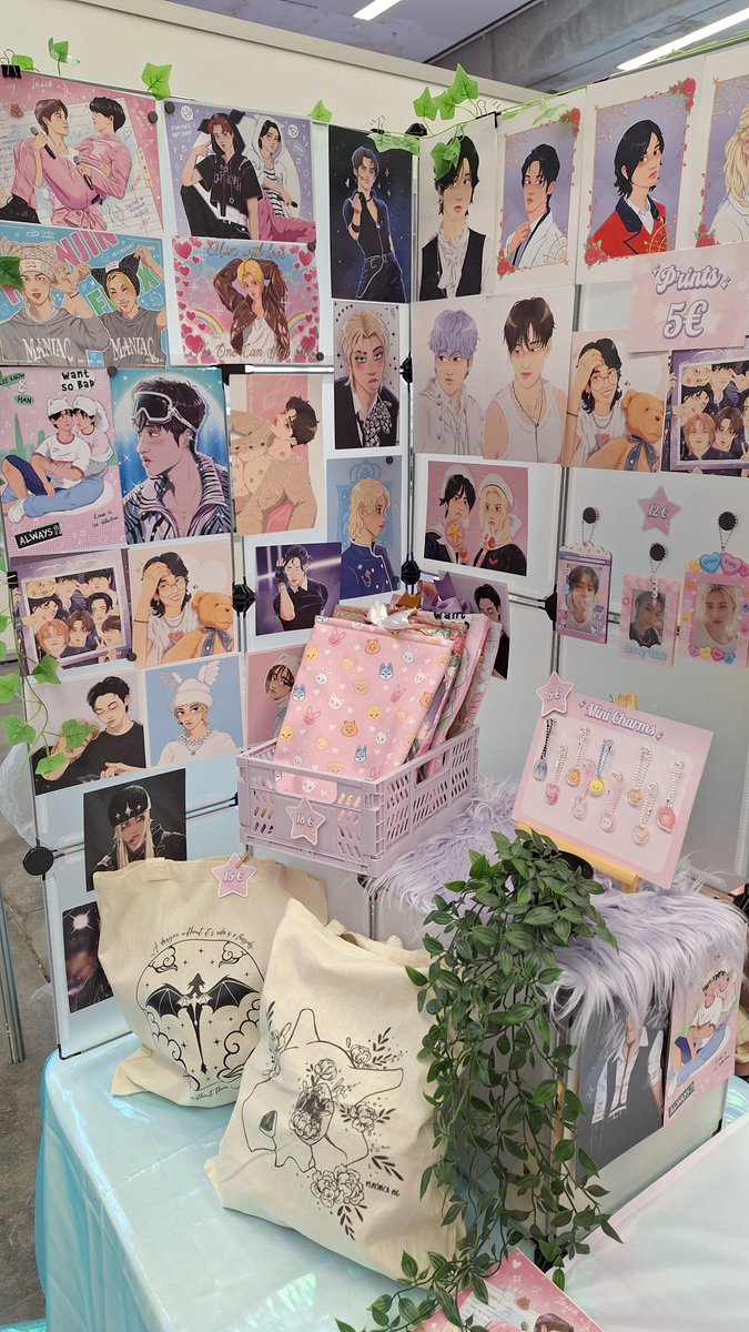 Veronicamgx's tweet photo. @JW_Arte Hello! Soy Verónica MG y estaré en el NC110 del pabellón 4 con cositas de Stray Kids y merch literario 💗 les espero por allí! ✨ https://t.co/OXPecyl0UO