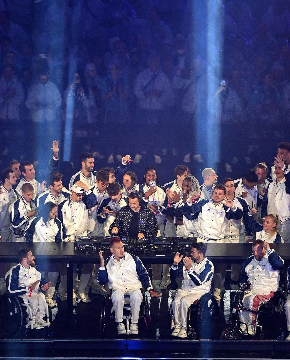 HEPcaravane's tweet photo. 🌟 Paris s’est parée de lumière pour célébrer la cérémonie de clôture des Jeux Paralympiques. Une soirée émouvante et grandiose qui a marqué la fin de cette incroyable aventure sportive. 🎉 https://t.co/K6WYIOAkkk