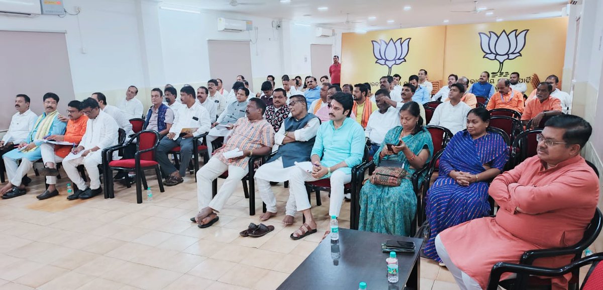 MahalingMukesh's tweet photo. ମାନ୍ୟବର ବିଜେପି ରାଜ୍ୟ ସଭାପତି ଶ୍ରୀ ମନମୋହନ ସାମଲଙ୍କ ଅଧ୍ୟକ୍ଷତାରେ, ମାନ୍ୟବର ମୁଖ୍ୟମନ୍ତ୍ରୀ ଶ୍ରୀ ମୋହନ ଚରଣ ମାଝୀଙ୍କ ଉପସ୍ଥିତିରେ ଆଜି ରାଜ୍ୟ ବିଜେପି କାର୍ଯ୍ୟାଳୟ ରେ ଅନୁଷ୍ଠିତ ବୈଠକରେ ଯୋଗଦେଲି। ଏହି ବୈଠକରେ ପ୍ରଧାନମନ୍ତ୍ରୀ ଶ୍ରୀ ନରେନ୍ଦ୍ର ମୋଦୀ ଜୀ ଙ୍କ ଓଡ଼ିଶା ଗସ୍ତ କାର୍ଯ୍ୟକ୍ରମ ର ପ୍ରସ୍ତୁତି , ସୁଭଦ୍ରା ଯୋଜନା, ବିଜେପି ସଦସ୍ୟତା ଅଭିଯାନ ଏବଂ  ବିଜେପି ସରକାରର ୧୦୦ ଦିନର ଉପଲବ୍ଧି ବିଷୟରେ ଆଲୋଚନା ହୋଇଥିଲା।ବୈଠକରେ ବରିଷ୍ଠ ବିଜେପି ନେତା ତଥା ମାନ୍ୟବର ରାଜ୍ୟ ପ୍ରଭାରୀ ଶ୍ରୀ ବିଜୟ ପାଲ ସିଂ ତୋମର, ମାନ୍ୟବର ଉପ ମୁଖ୍ୟମନ୍ତ୍ରୀ ଶ୍ରୀ କନକ ବର୍ଦ୍ଧନ ସିଂଦେଓ ଓ ଶ୍ରୀମତୀ ପ୍ରଭାତୀ ପରିଡ଼ା ପ୍ରମୁଖ ଉପସ୍ଥିତ ଥିଲେ।