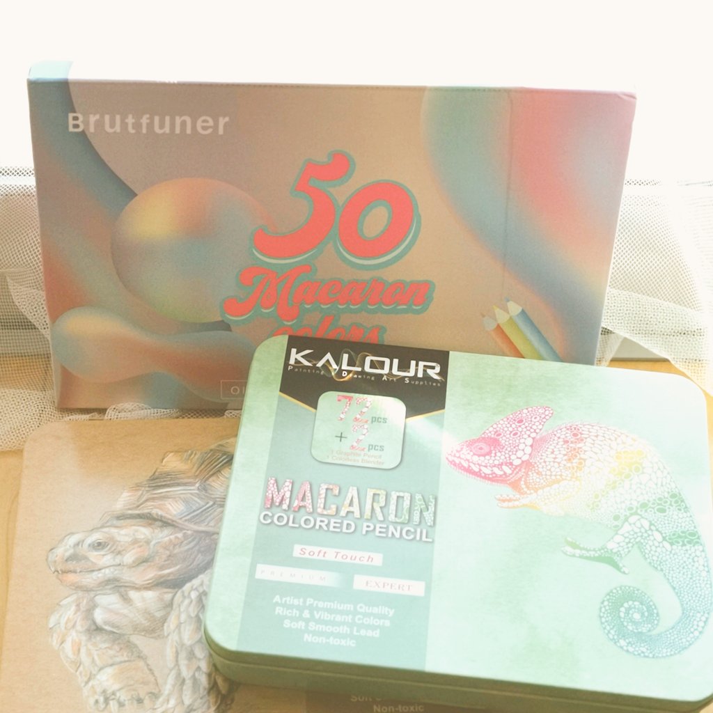 tomokumazo's tweet photo. 色鉛筆届いた。インスタやユーチューブでオススメされていたので買ってみた。
色辞典やステッドラーカラト持っているけど単品買いで色が片寄ってて💦なのでまとめ買いしてみた。でも追加購入出来ない、、、#色鉛筆 #アリエク https://t.co/QUMGifxdKs