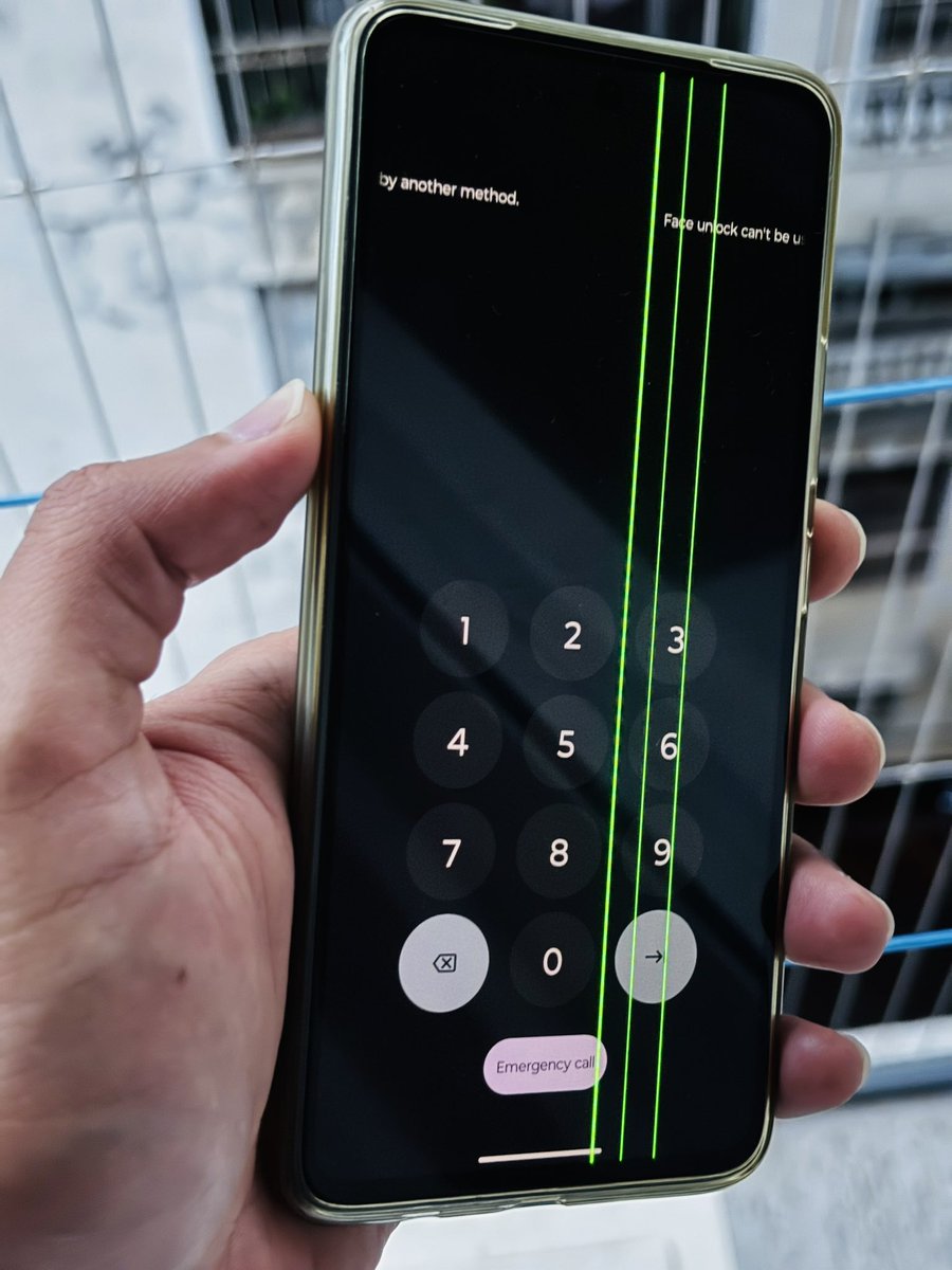 PrakashKarkera's tweet photo. @motorolaindia How to trust Motorola?😡 After the update my Moto G72 have  green lines on the display! Service center quoted ₹7800 for screen replacement. Meanwhile, Samsung &amp; OnePlus offer FREE replacements for this issue. Seriously? #MotoG72 #MotorolaFail #GreenLineIssue #CustomerServiceFail https://t.co/NWf6D870n1