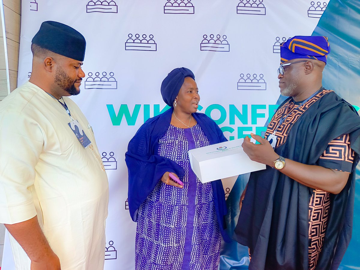 wikiconfnigeria's tweet photo. Presentation of gift to Aisha Bantam, Head of Corporate Affairs, NIGCOMSAT. Thank you ma’am for gracing our event 🫡. #WikiConNigeria https://t.co/hKOJMVol4t
