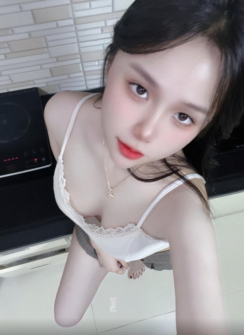 TheWorksbyT's tweet photo. Em đang nóng hết người các anh có cách gì làm cho em hết nóng được không https://t.co/1XmDXxudp6