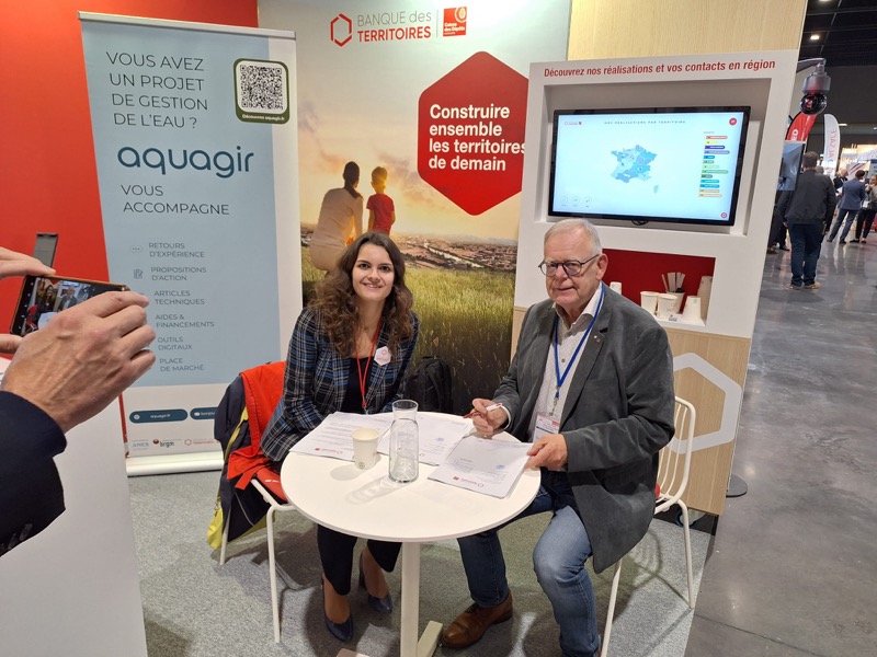 🥁 Salon des #maires du Haut-Rhin à <a href="/mulhouse/">Ville de Mulhouse</a> : <a href="/BdT_GrandEst/">Direction régionale Grand Est</a> signe un #aquaprêt [1, 1M€]💦 avec la commune d'#Ostheim 
↪️ pour raccorder le réseau d'assainissement à la station d'épuration du Syndicat intercommunal de traitement des eaux usées de #Colmar et environs [#SITEUCE]